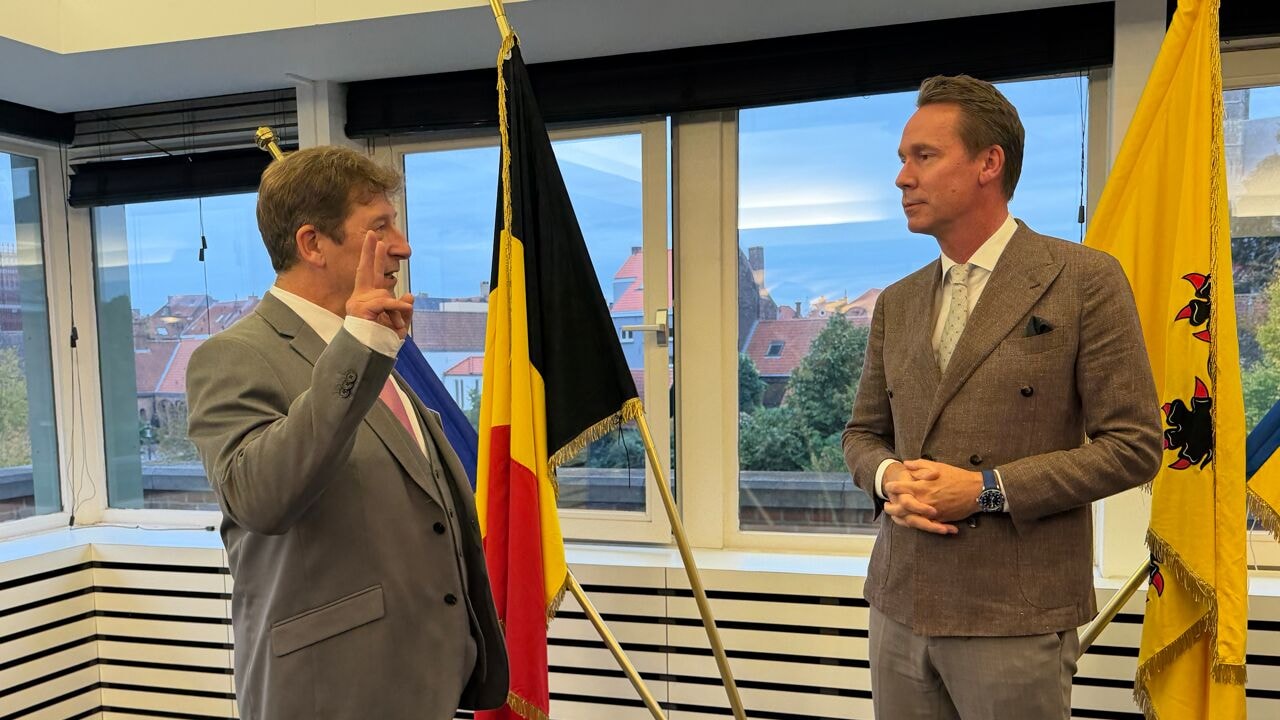 Kabinetschef Koen Surdiacourt legt eed af en volgt voor 4 weken Carl Decaluwé op als gouverneur West-Vlaanderen: "Grote schoenen om te vullen"