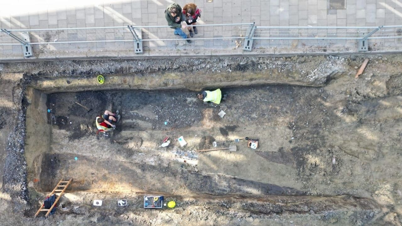 Archeologen vinden middeleeuwse weg bij werken aan Gentse tramsporen: "Voorloper van Kortrijksepoortstraat"