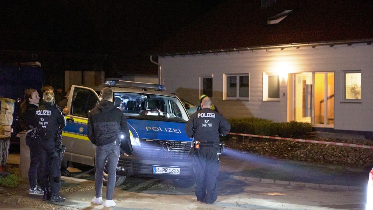 Twee ambtenaren doodgeschoten bij wapencontrole in Duits dorp, schutter na urenlang verschansen opgepakt