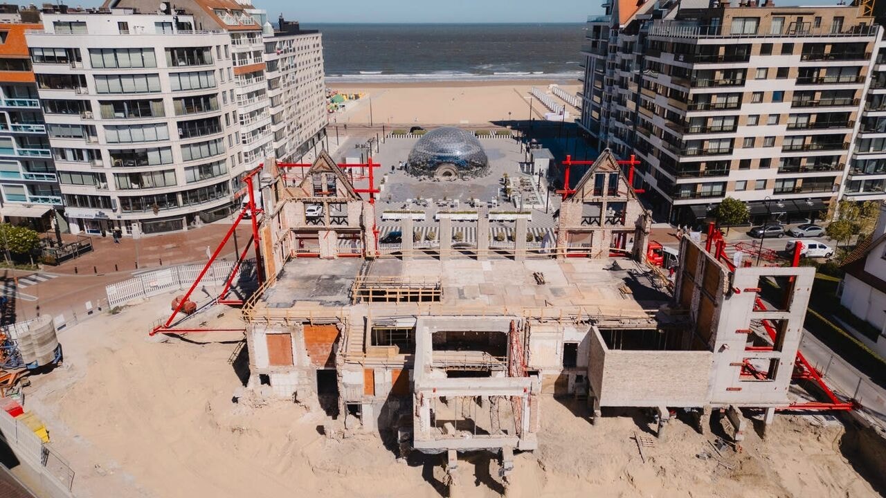 Werken aan hotel Memlinc in Knokke-Heist herbegonnen: onterecht gesloopte gevels zijn hersteld