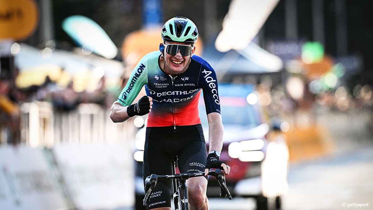 Paul Seixas (20) verovert Lombardije met een solo en wint zijn eerste monument, Remco Evenepoel ziet af en wordt 4e
