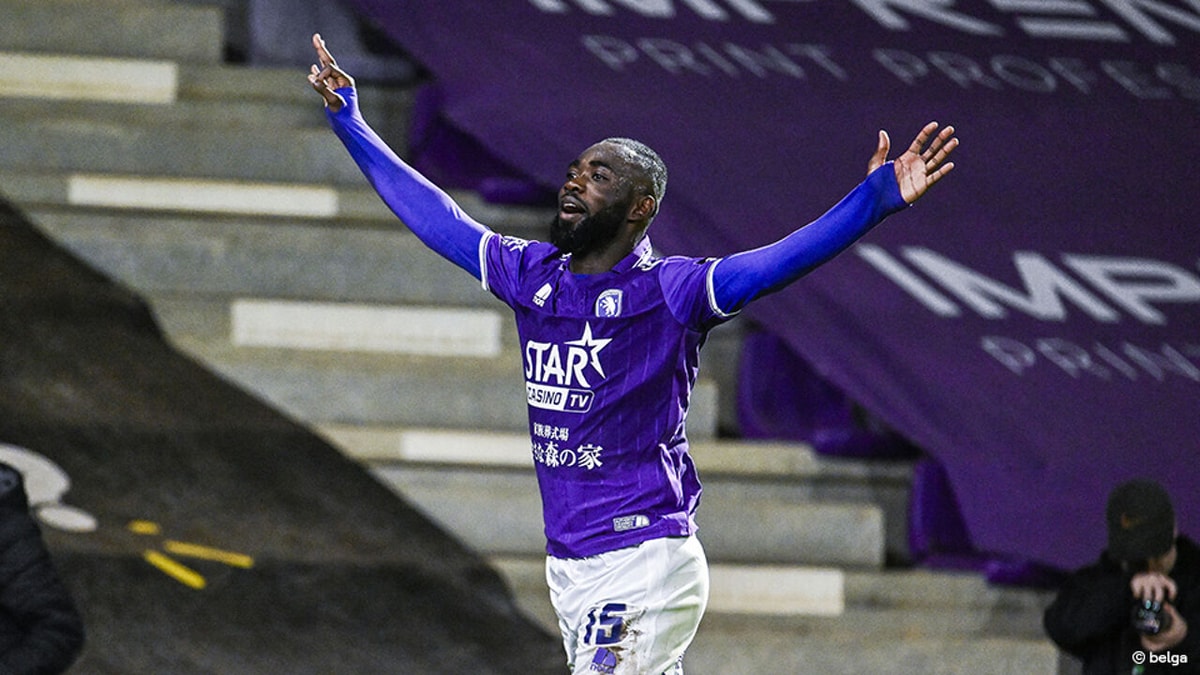 Hattrickheld Arnold Vula trapt Club Luik eigenhandig tegen het canvas en houdt Beerschot op kop