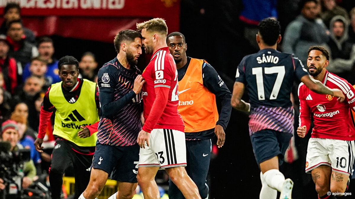 Kopstoot en rood leken doodsteek, tóch snoept Tottenham United twee deugddoende punten af in bewogen slot
