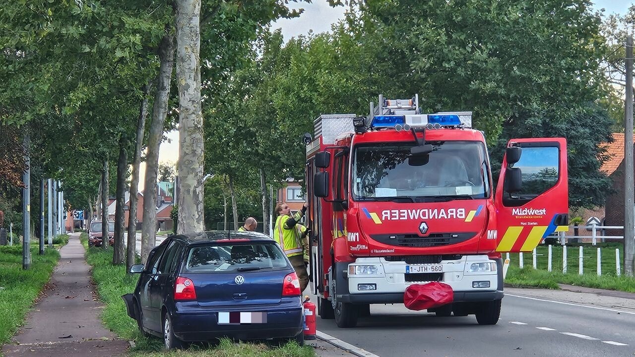 Moeder van 18 sterft bij zwaar ongeval in Hooglede, baby van 4 dagen oud zat bij haar in de wagen