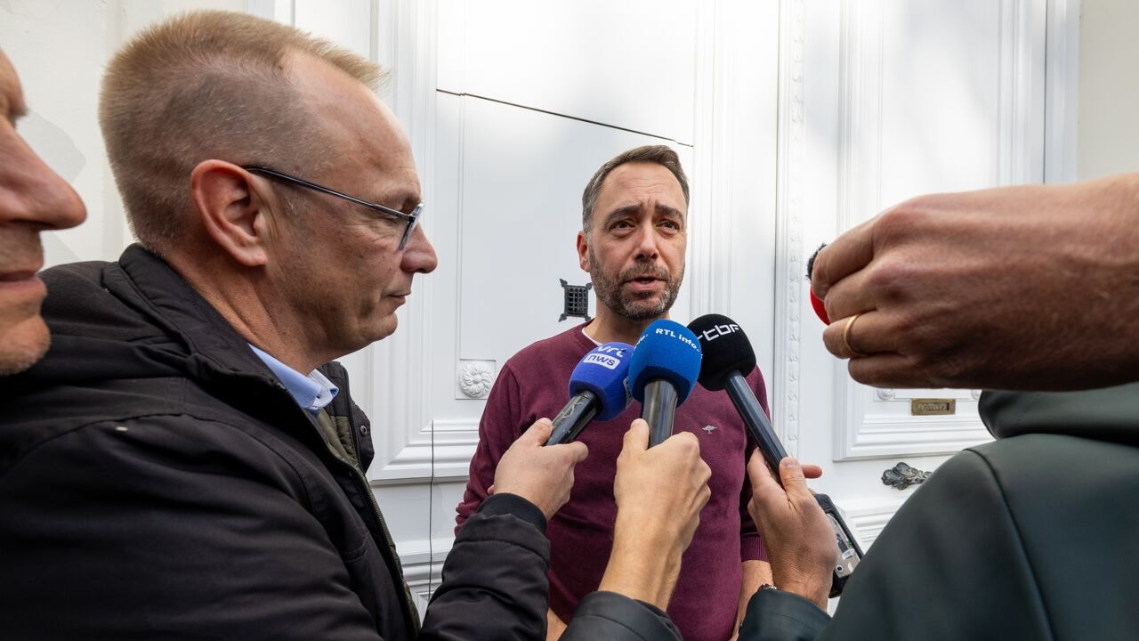 "Patstelling is compleet, politieke crisis is een feit": dat concludeert onze Wetstraatjournalist Bart Verhulst na begrotingsoverleg zonder resultaat