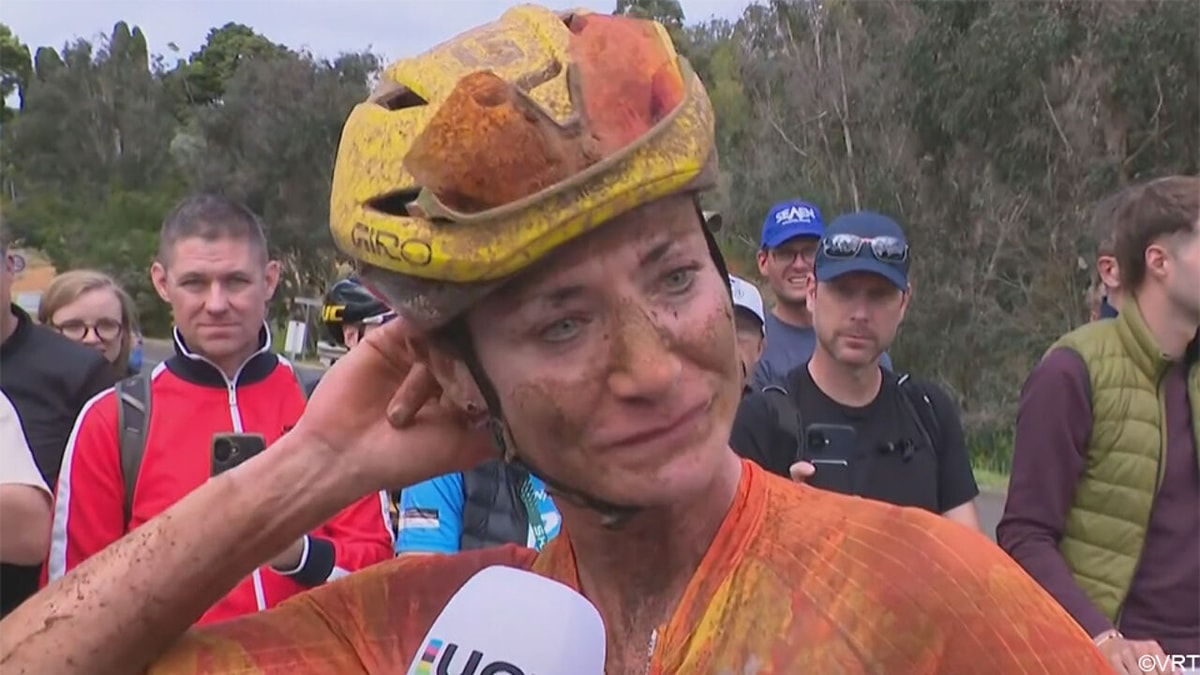 Emotionele Marianne Vos zoekt naar woorden voor wereldtitel na moeilijk jaar: "Dit betekent veel voor mij"