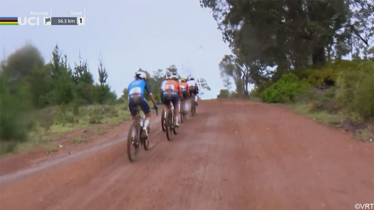 LIVESTREAM WK gravel: Marianne Vos oogt ijzersterk in kopgroep van 5 na steile scherprechter