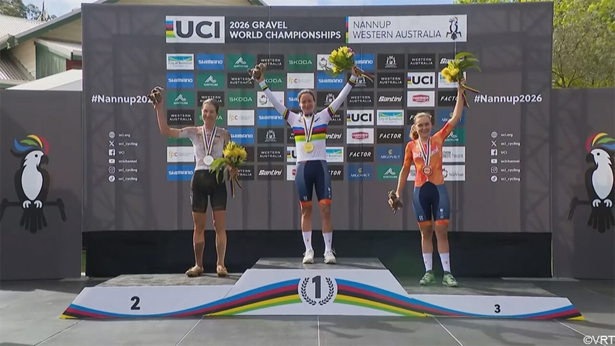 Ook op haar 39e kan ze het nog: Marianne Vos dwingt Duitse concurrente in de fout en knalt solo naar nieuwe wereldtitel gravel