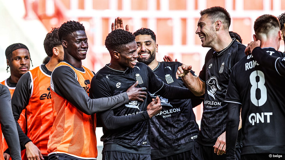 Ondanks betwistbaar penaltymoment in extra tijd: Charleroi wint derby zonder fans tegen Standard en pakt 21 op 24