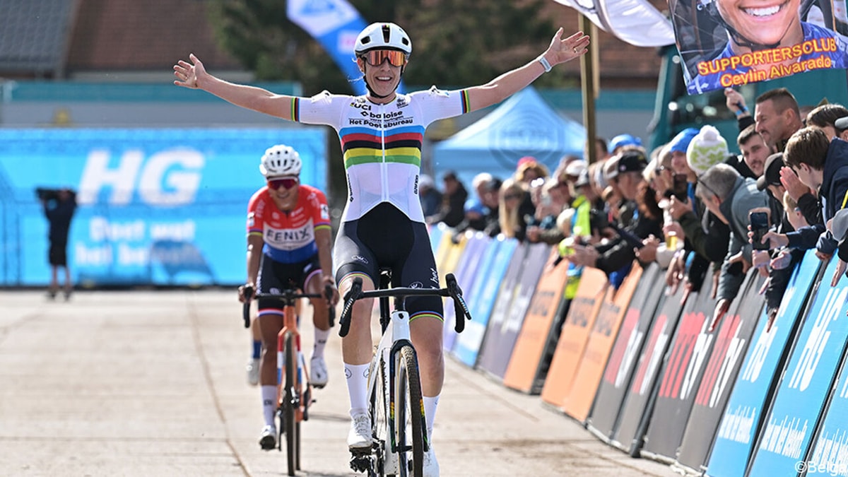 Met moordende slotronde versmacht Lucinda Brand alles en iedereen in de Mosselcross