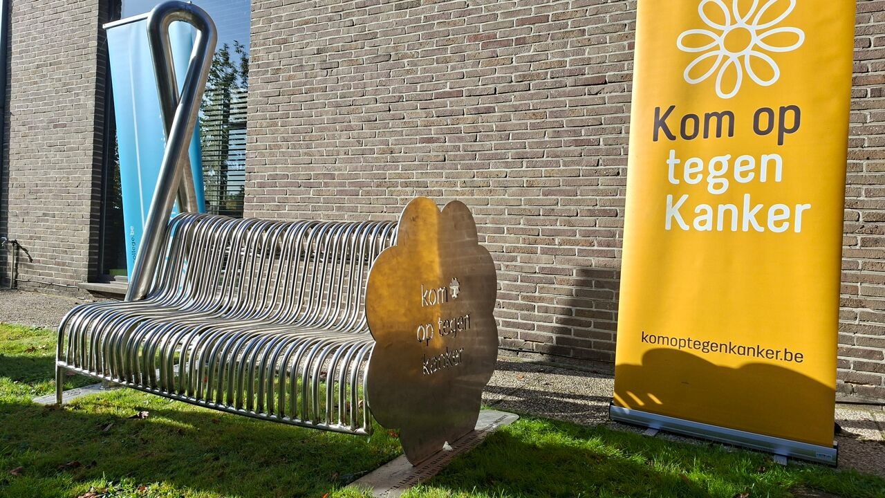 Leerlingen VTI Aalst maken 2 "babbelbanken" voor Kom op tegen Kanker: "Iedereen in onze klas kent wel iemand met kanker"