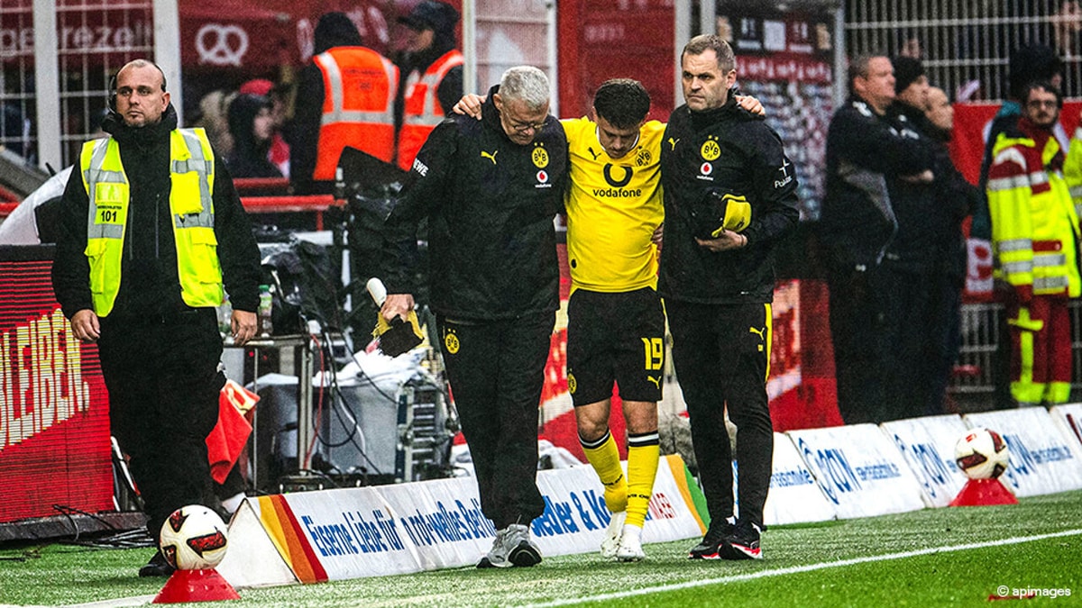 "We hebben er geen goed gevoel over": nieuwe zorgen om Kos Karetsas, die 8 minuten na invalbeurt blessure oploopt