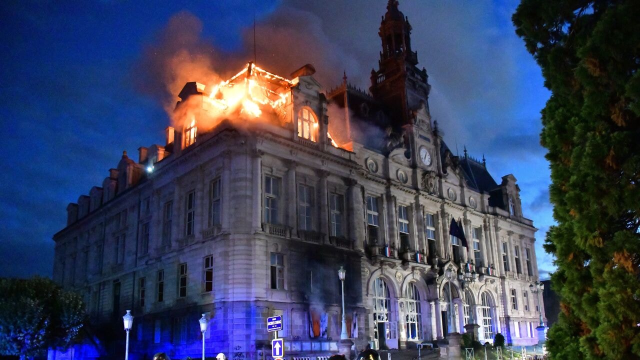 Stadhuis van Franse stad Limoges staat in brand na protesten, in Brussel is rust weergekeerd