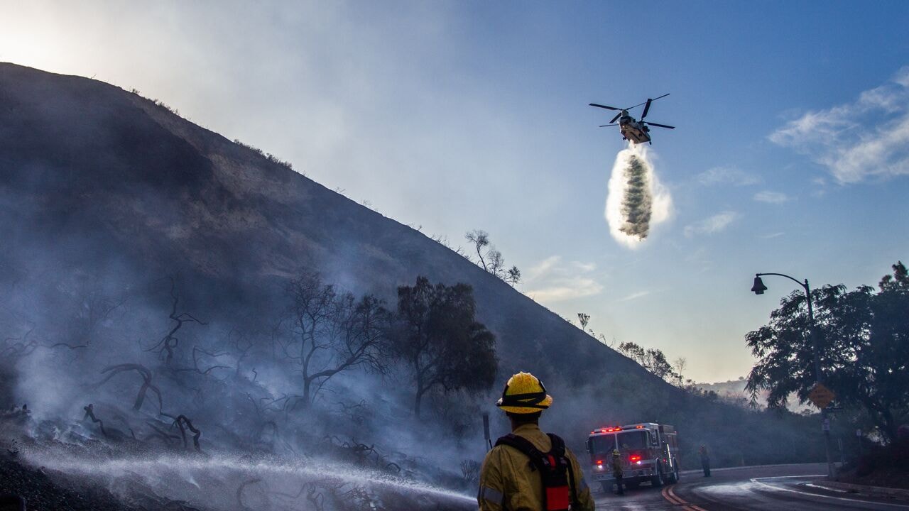 Duizenden mensen geëvacueerd voor natuurbranden in Californië