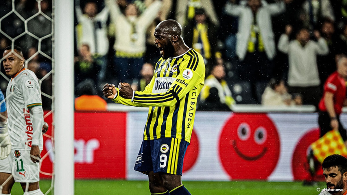 De kop is eraf: Romelu Lukaku scoort voor het eerst in het shirt van Fenerbahçe (en viert met een trap tegen de paal)