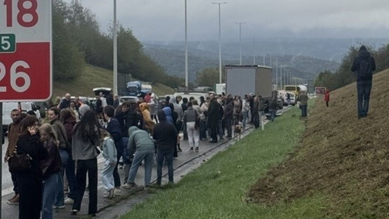 Gewapende bestuurder die auto dreigde op te blazen op E25 in Sprimont heeft zich overgegeven