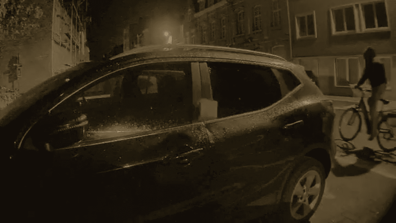 Vandaal op de fiets bekogelt auto's in Ieper, dashcam filmt moment waarop dader toeslaat