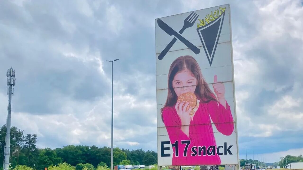 E17 Snack in Waasmunster verdwijnt: parking met bekend meisje op reclamebord wordt helemaal vernieuwd