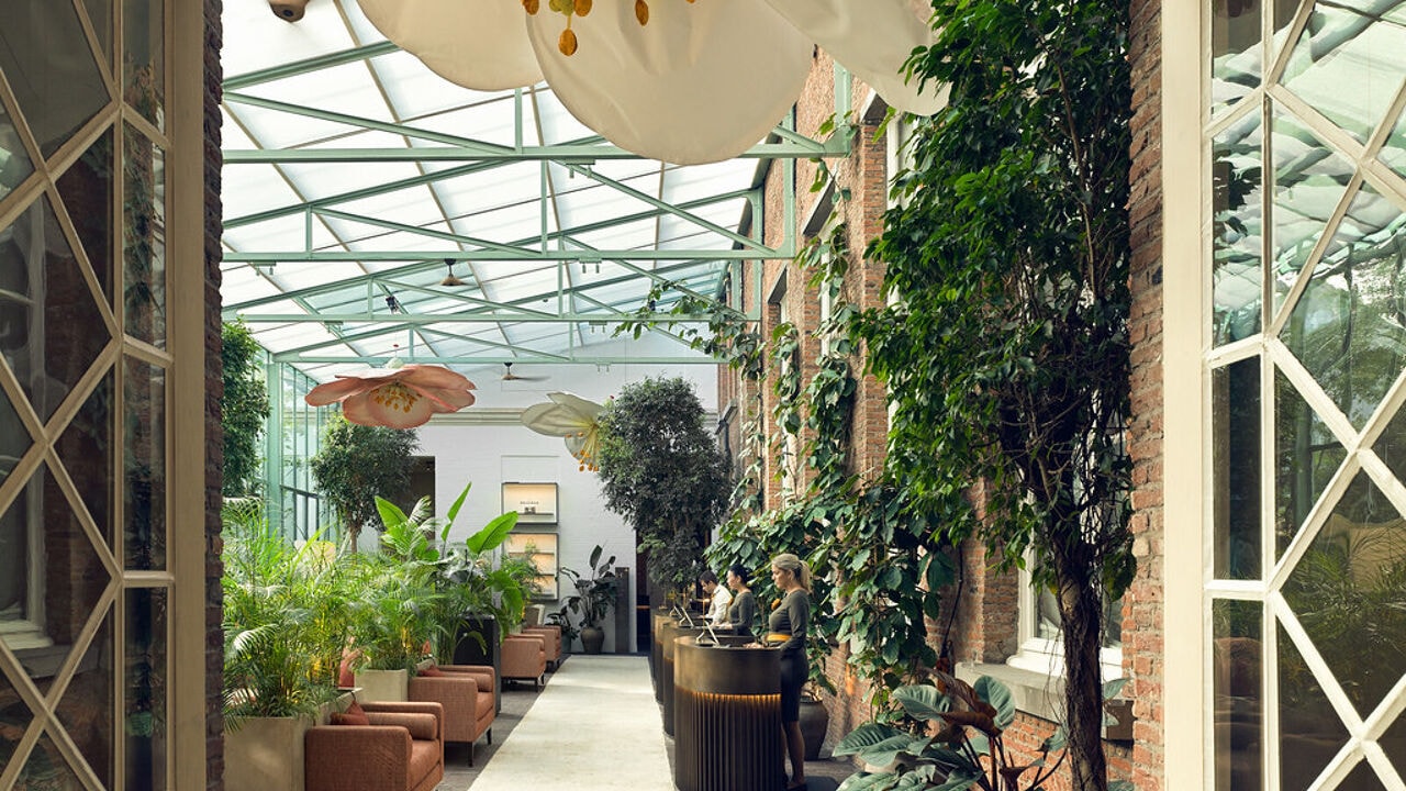Van oud klooster tot luxehotel met ondergrondse gangen voor wereldsterren: dit is The Botanic Sanctuary, waar afgelopen nacht brand uitbrak