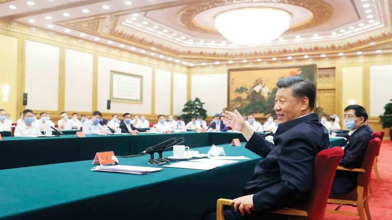 Waarom de machtigste man van China bijna alleen aan tafel zit