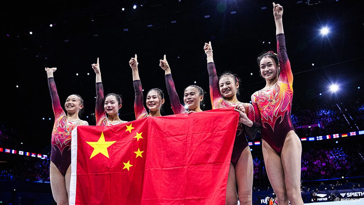 "Wat scheelt het?!": Chinese vrouwen verslaan VS in razend spannende teamfinale op WK turnen