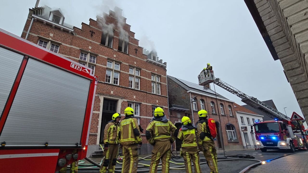 Hevige zolderbrand in historisch pand in centrum Elversele