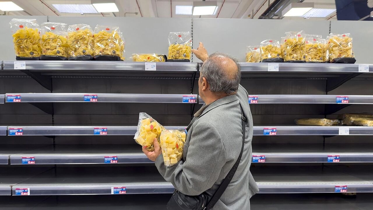 Vrachtwagenchauffeurs blokkeren Italiaanse snelwegen vanwege dieselprijzen: pasta- en mozzarellatekorten dreigen