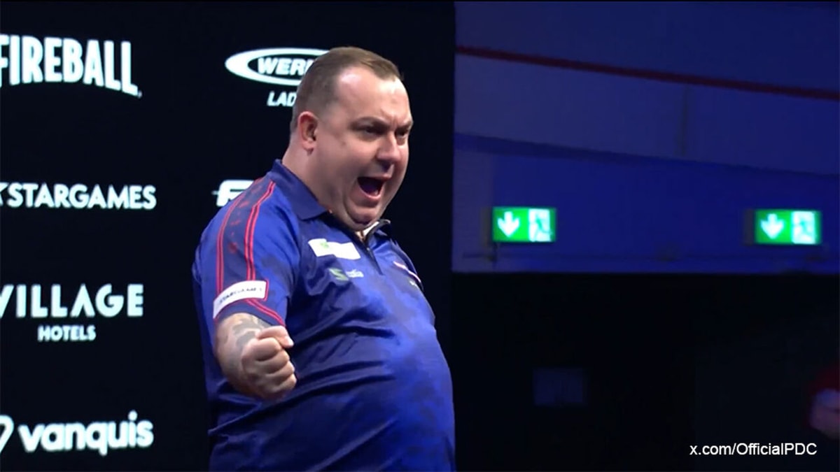 Een statement van jewelste: 'invaller' Kim Huybrechts stoot dankzij uitmuntende match door naar 2e ronde op EK darts