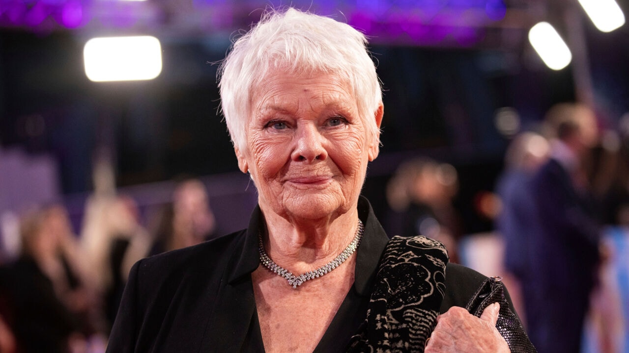 Dame Judi Dench (91) kan niet meer acteren of lezen door oogziekte: "Ouder worden is rot, denk er niet over na"