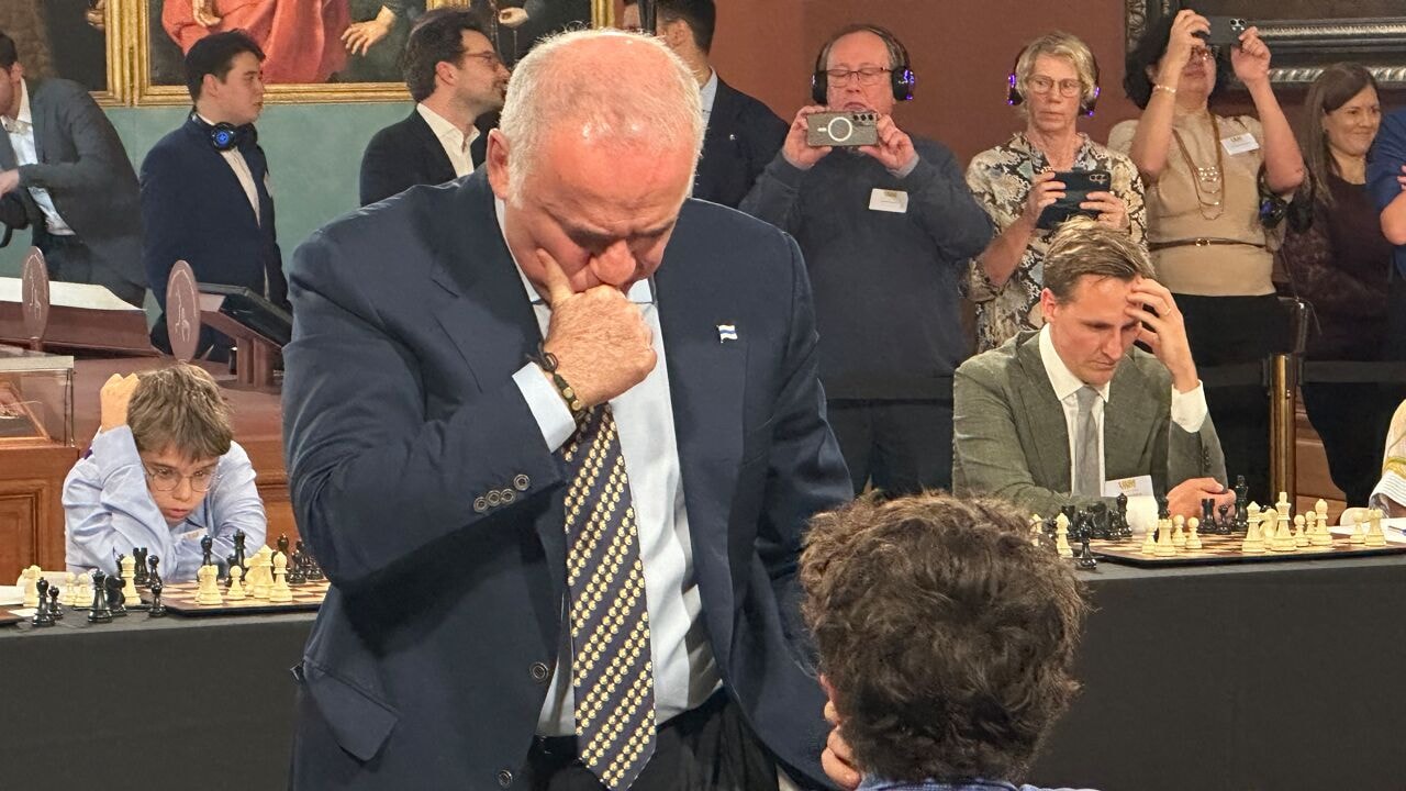 Schaaklegende Kasparov speelt simultaan tegen 20 tegenstanders in KMSKA Antwerpen: Seppe (13) houdt als laatste stand