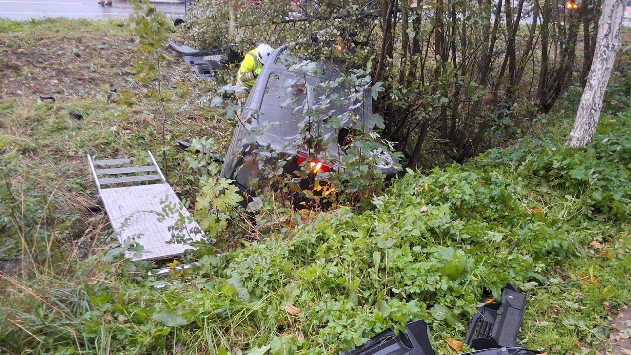 Auto belandt in gracht langs A19 in Zonnebeke, bestuurder uit wrak bevrijd