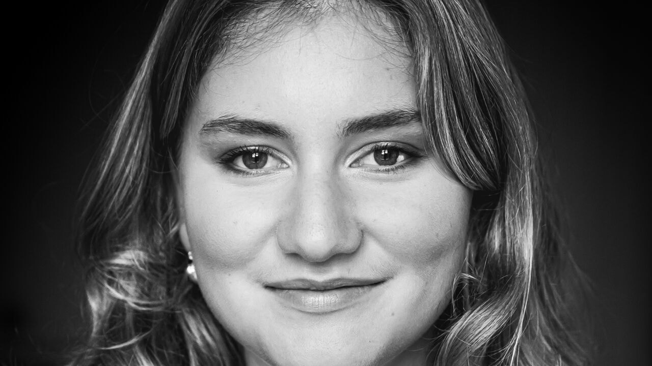 Kroonprinses Elisabeth viert 25e verjaardag, paleis verspreidt nieuwe zwart-witfoto