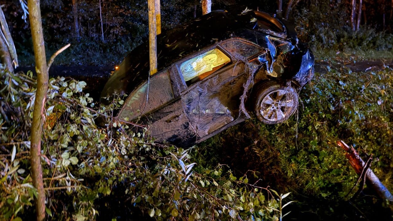 Voor tweede nacht op rij rijdt auto op exact dezelfde plek in de gracht op A19