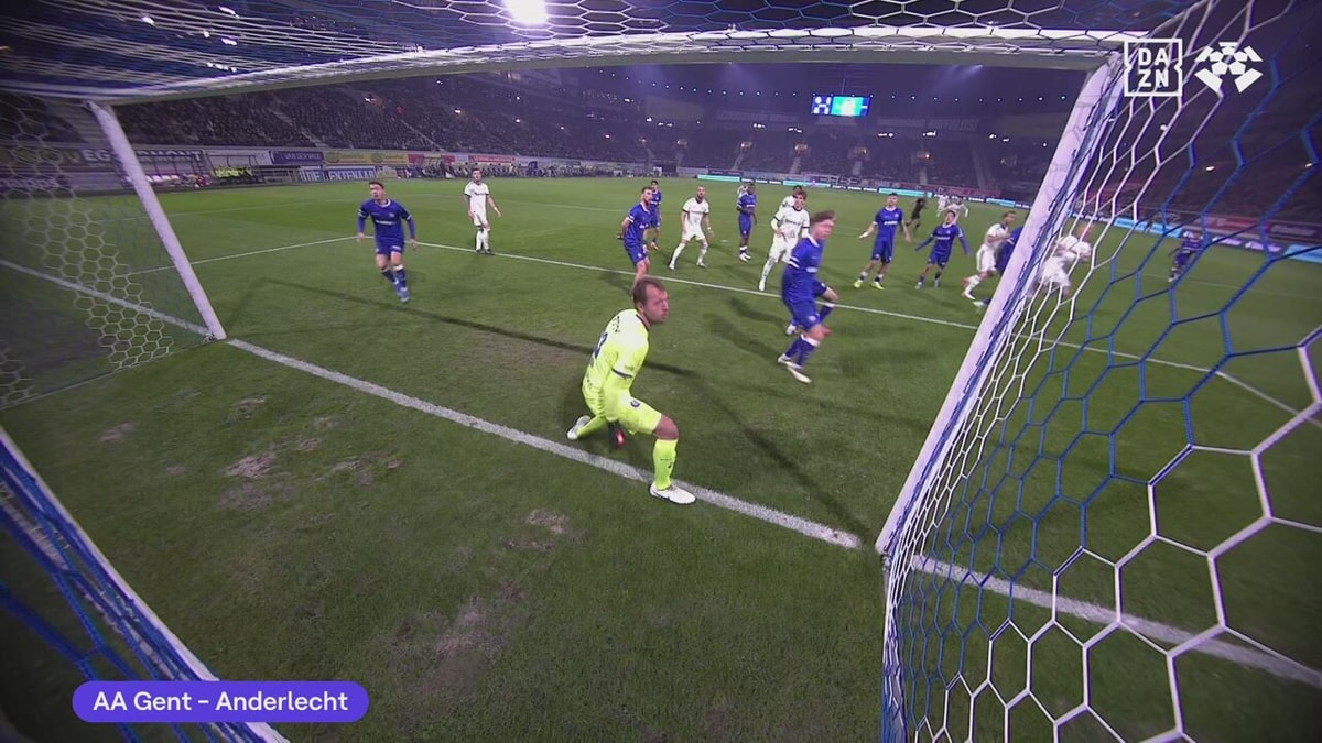 Gent wint met 4-0 en blijft leider, Anderlecht in crisis