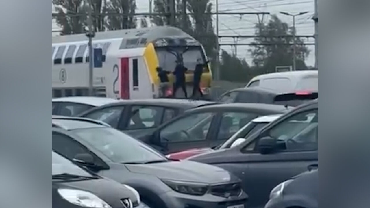 Levensgevaarlijk: 3 jongelui klampen zich vast aan achterkant rijdende trein in La Louvière