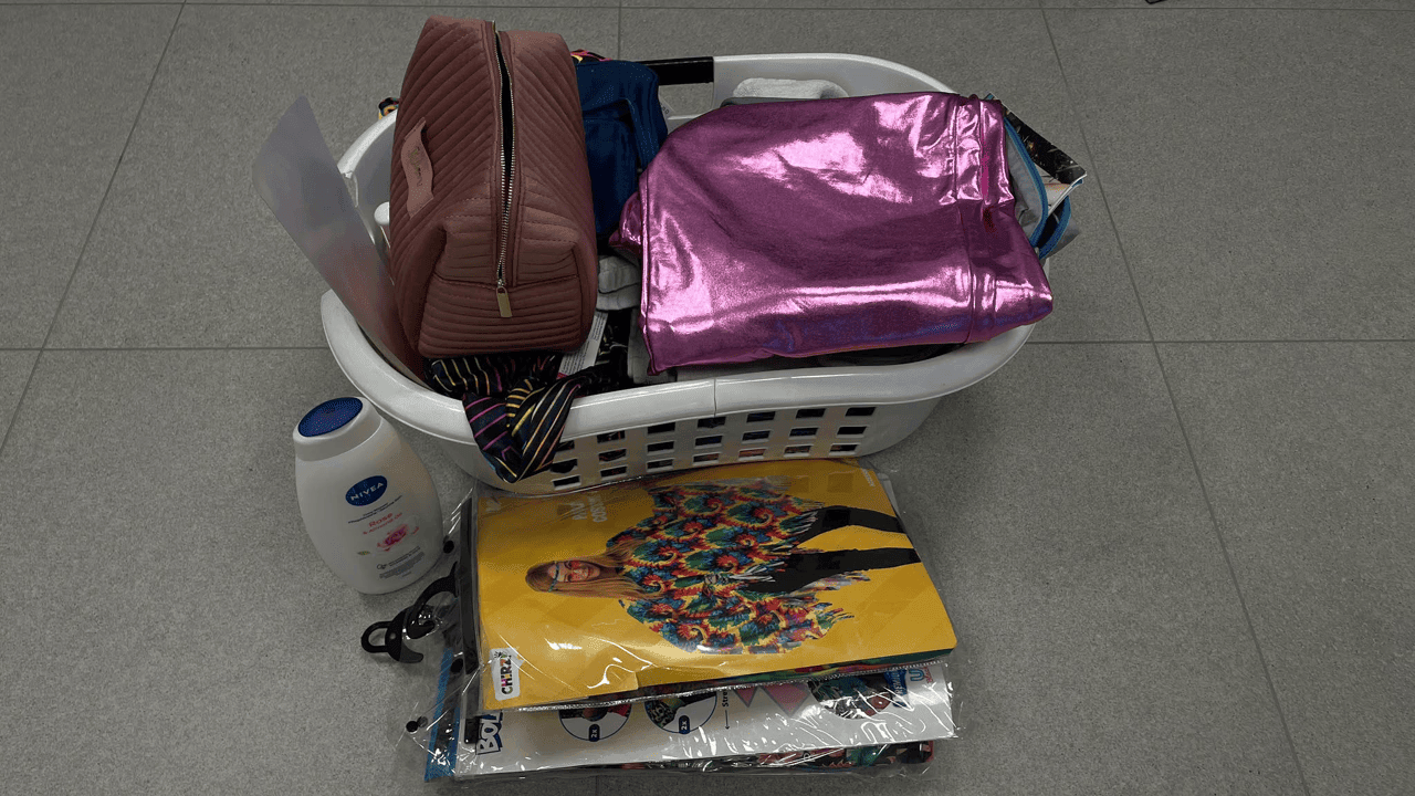 Wie liet wasmand vol verkleedkleren in verkeerde autokoffer achter in Wingene?