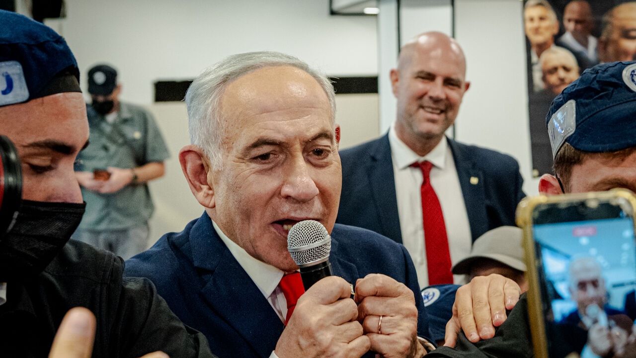 Blok van premier Netanyahu stevent af op winst bij verkiezingen in Israël, maar telling blijft spannend