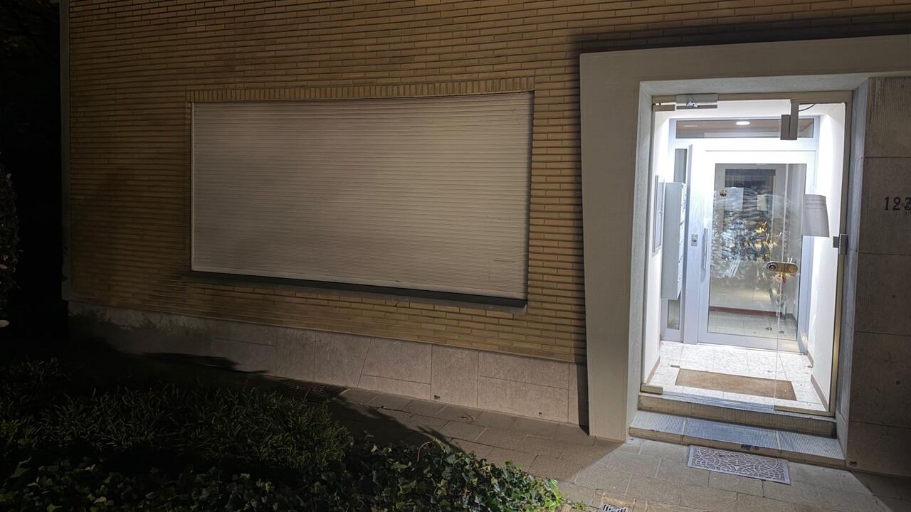 Vrouw levenloos aangetroffen in woning in Oudergem: één verdachte aangehouden