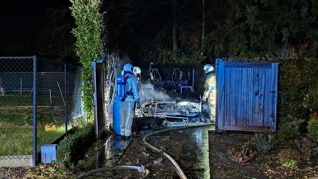 Mobilhome gaat volledig in vlammen op in Ravels, man raakt op tijd buiten