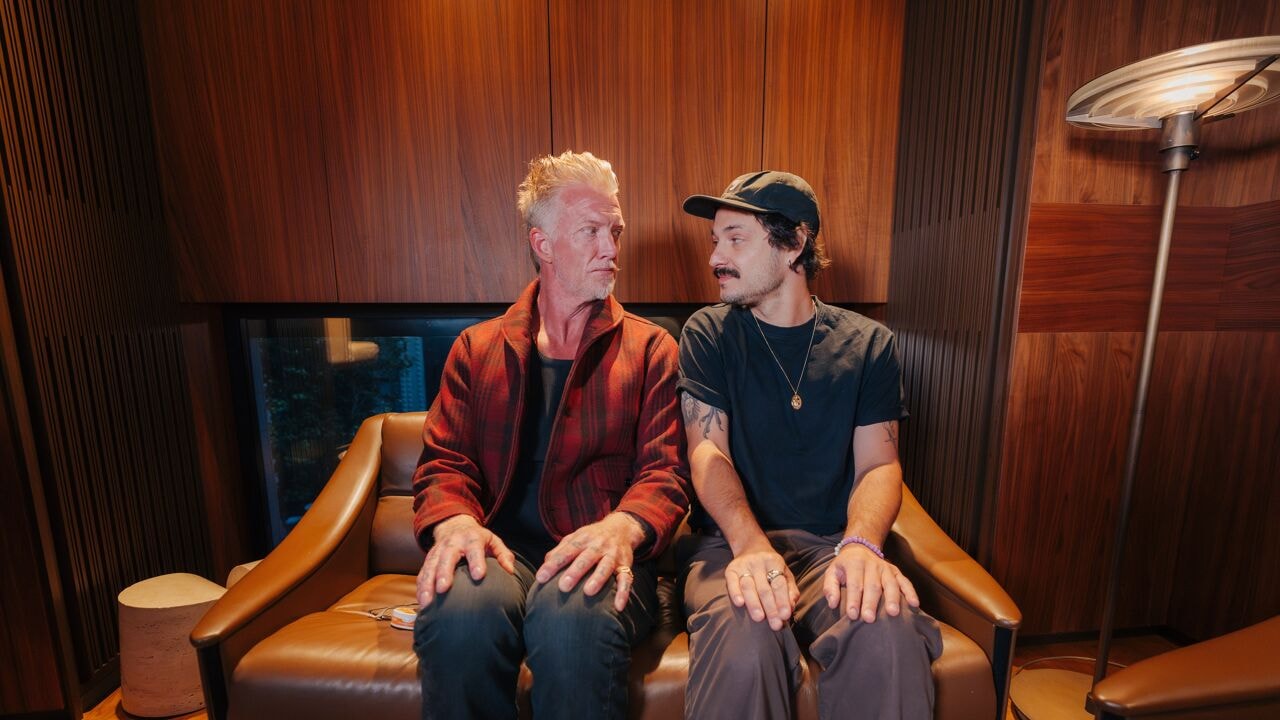 "Alleen liefde kan je naar hoopvolle plek brengen": Josh Homme praat met Studio Brussel over nieuw album Queens of the Stone Age