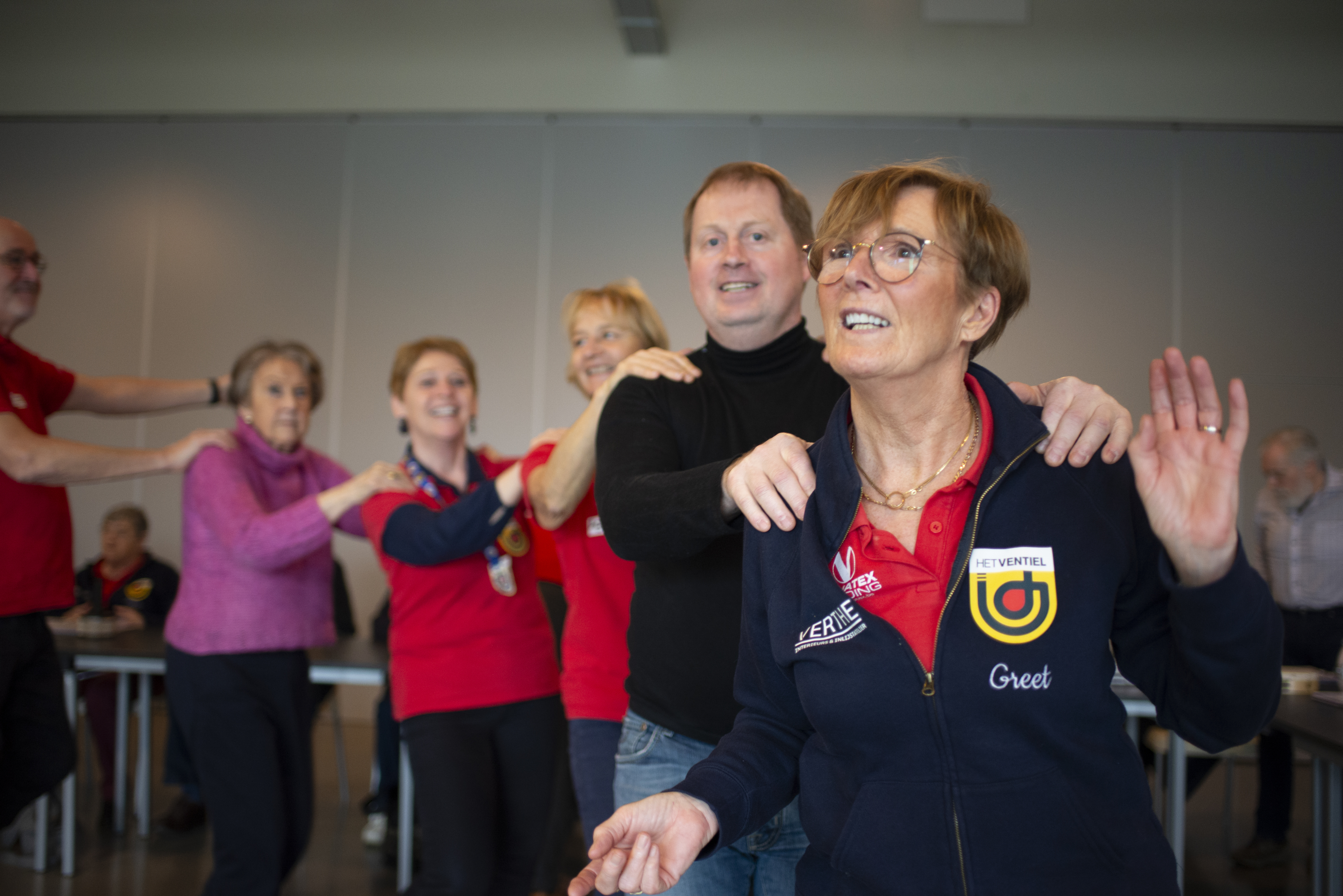Groep mensen danst de polonaise